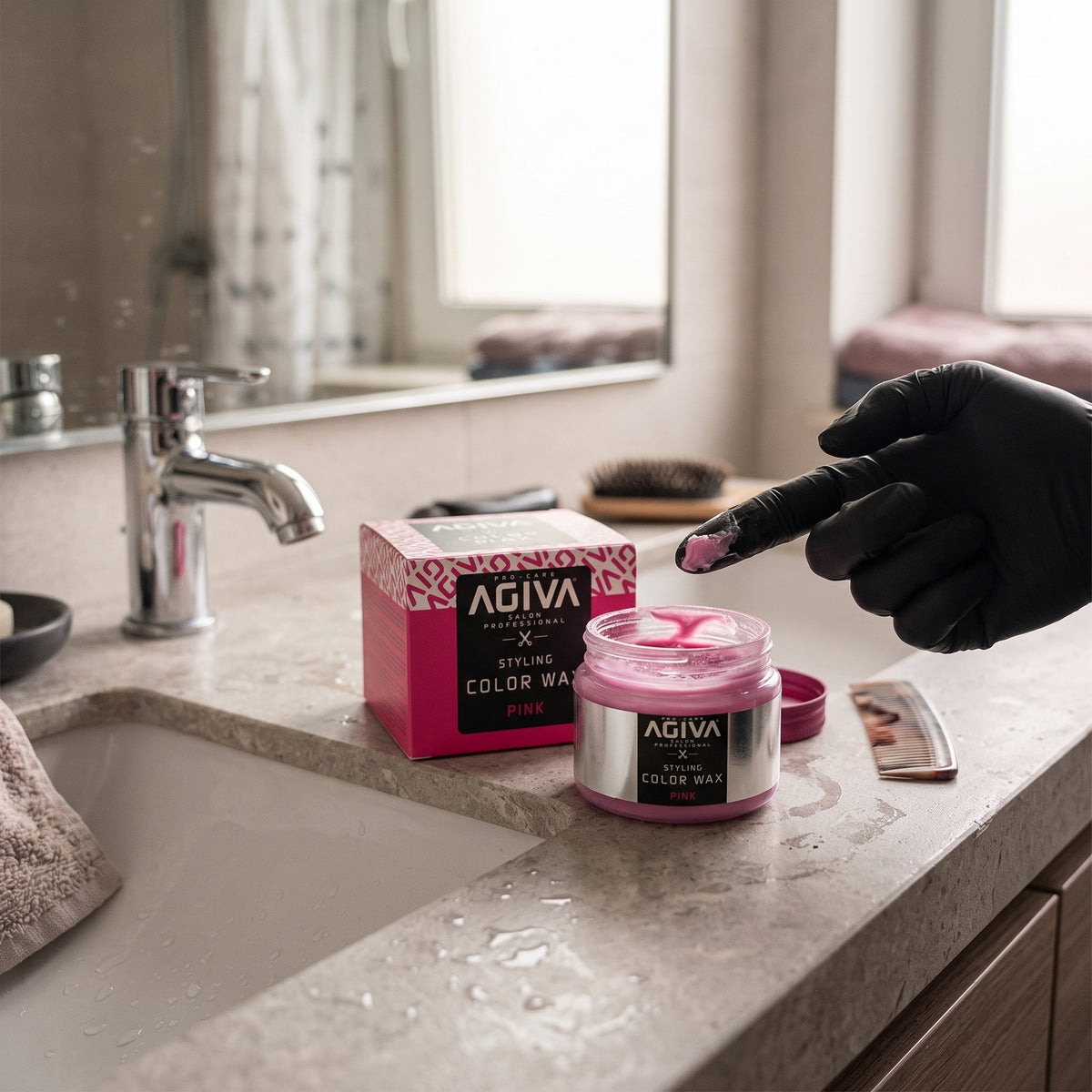 AGIVA Color Wax Pink hårvoks i åbnet glas på badeværelsesbord, hånd med sort handske tager voks på finger.