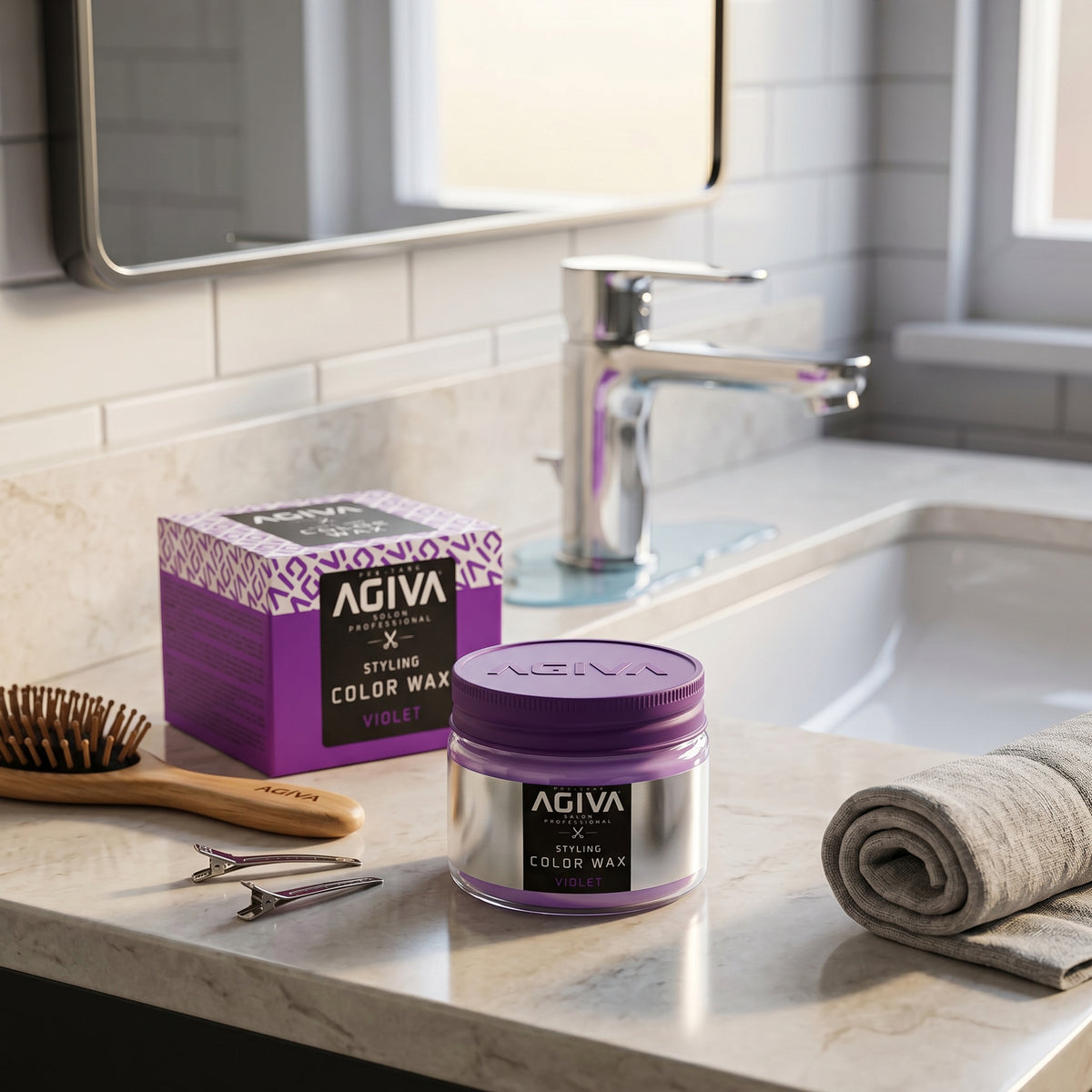 AGIVA Styling Color Wax Violet i lilla krukke på badeværelsesbord med hårbørste og hårspænder.
