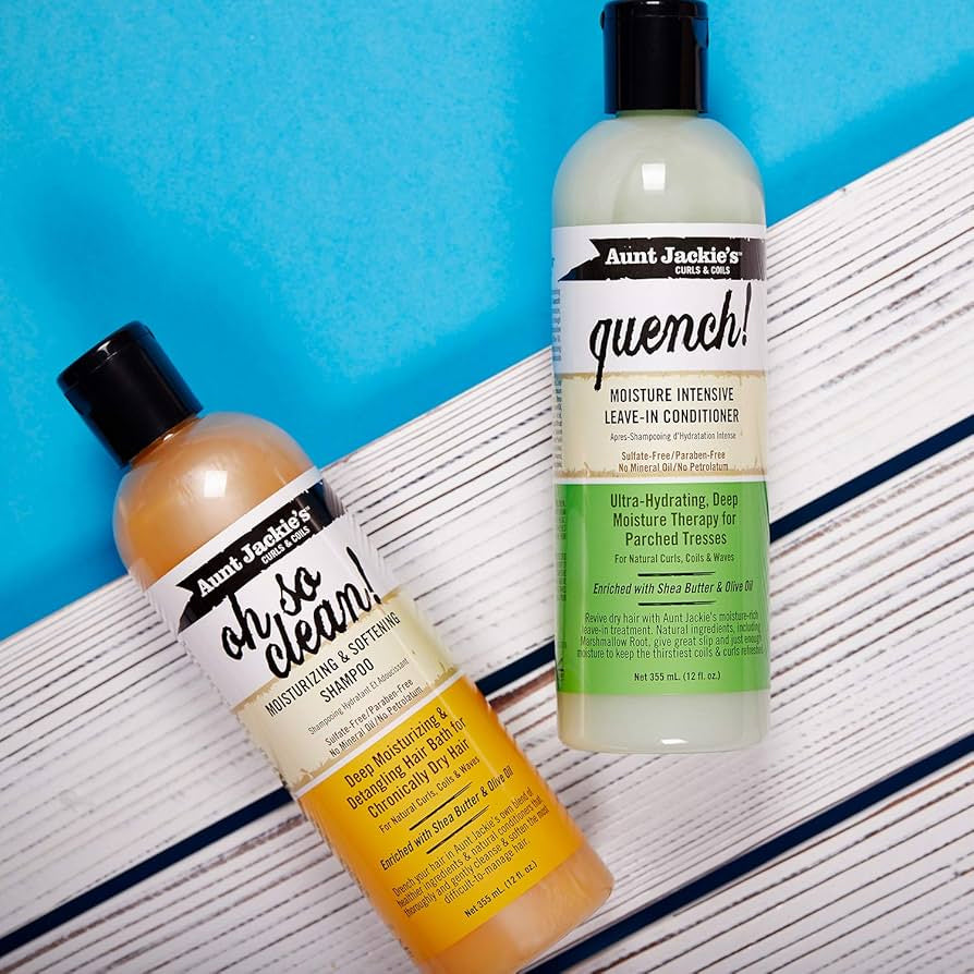 Billede af to hårplejeprodukter fra Aunt Jackie's Curls & Coils: "Oh So Clean Moisturizing & Softening Shampoo" (forrest) og "Quench! Moisture Intensive Leave-In Conditioner" (bagest).