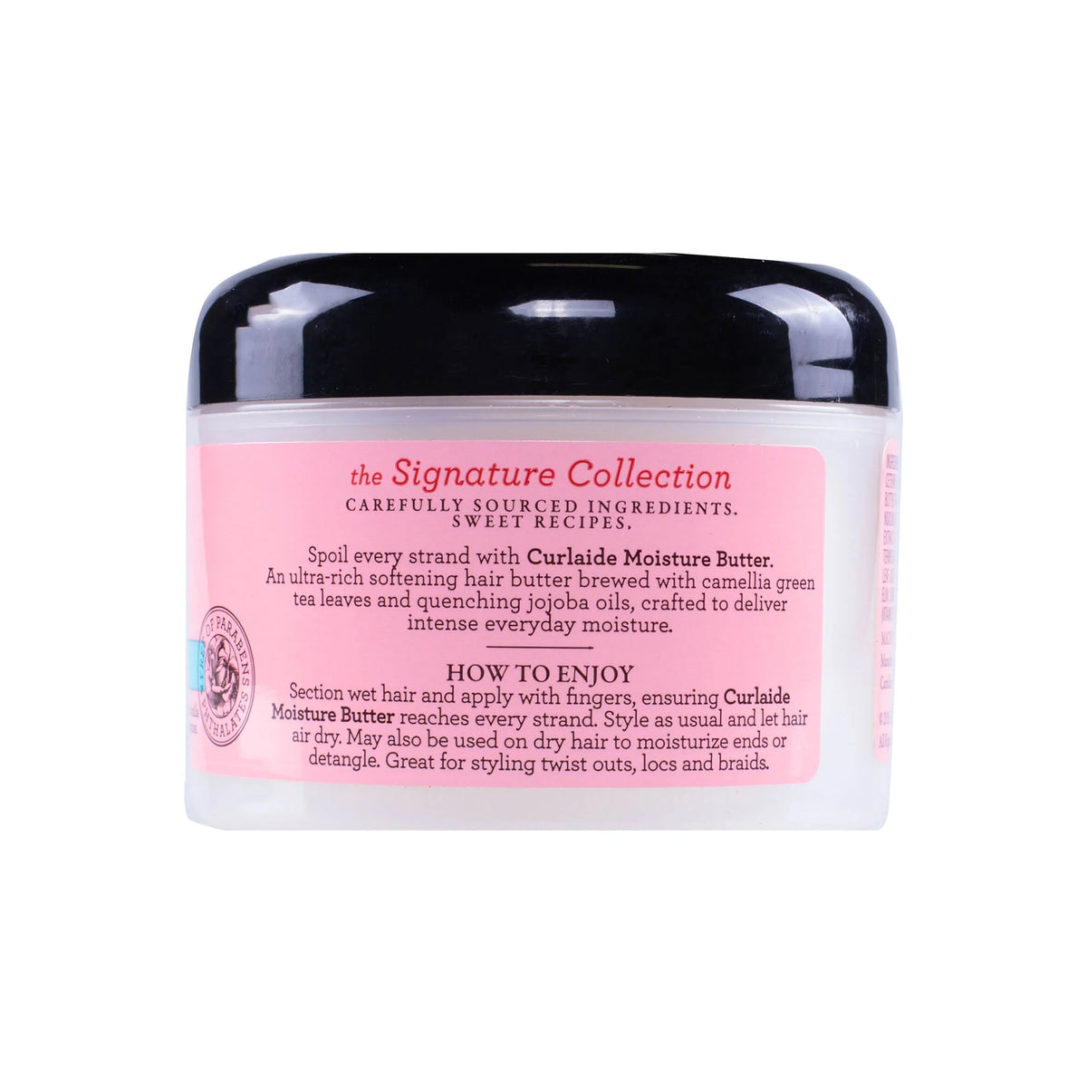 Nærbillede af bagsiden af en klar beholder med Camille Rose Curlaide Moisture Butter, der viser brugsanvisning og ingredienser.