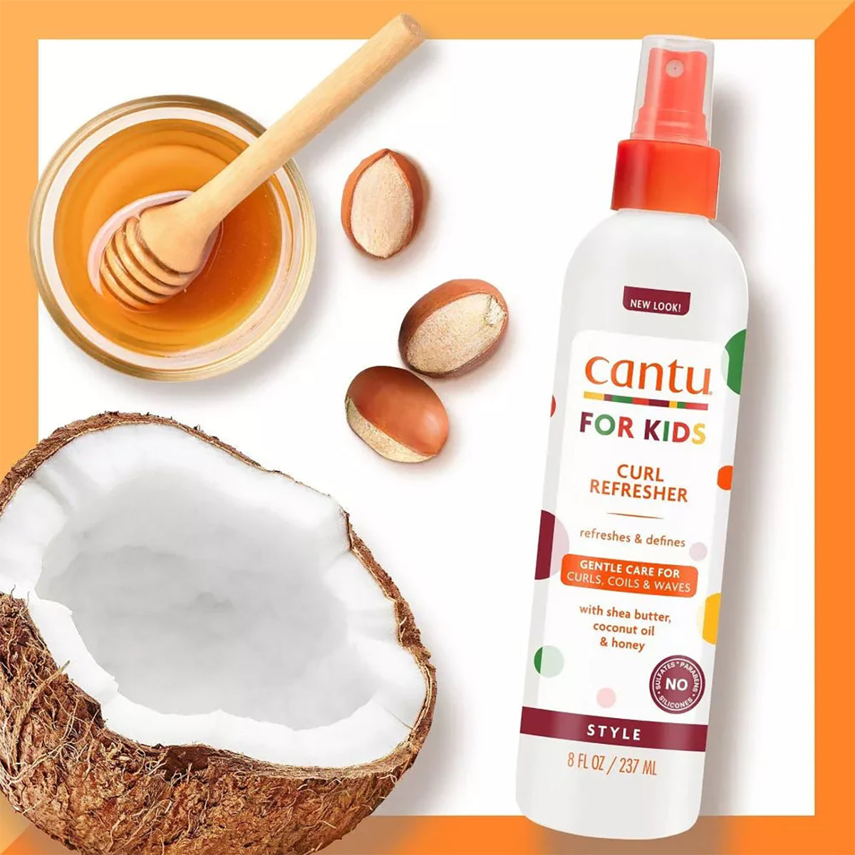 En hvid sprayflaske med orange top af Cantu For Kids Curl Refresher er placeret ved siden af illustrationer af en halv kokosnød, en skål med honning og en honningske samt sheanødder.
