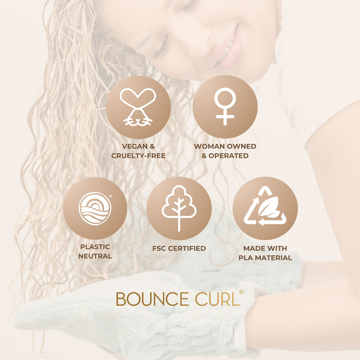Kvinde tørrer krøllet hår med Bounce Curl Hair Drying Mittens i mintgrøn farve, omgivet af bæredygtighedsikoner.