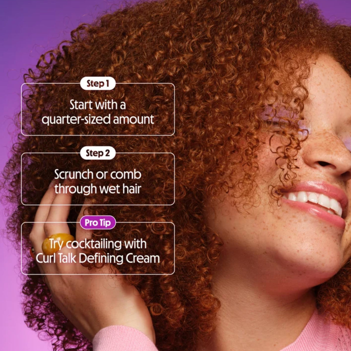 Kvinde med krøllet rødt hår smiler, trin-for-trin guide til Curl Talk Defining Cream på lilla baggrund.