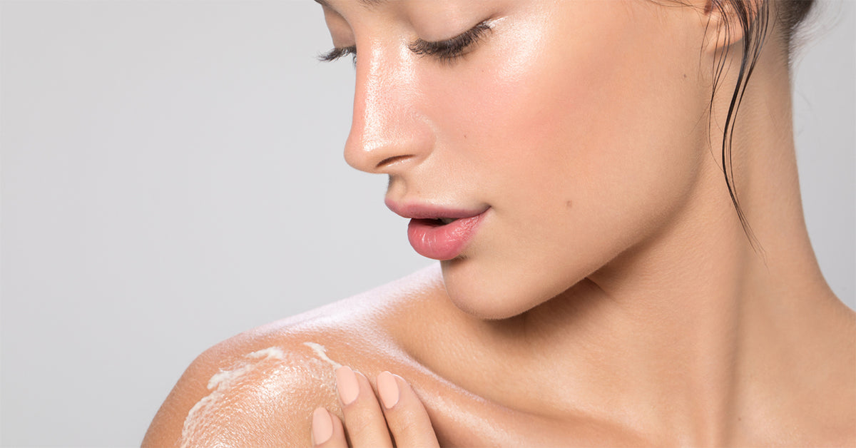 Billede af kvinder der bruger palmers cocoa butter formula fragrance free moisturizing lotion 400ml.