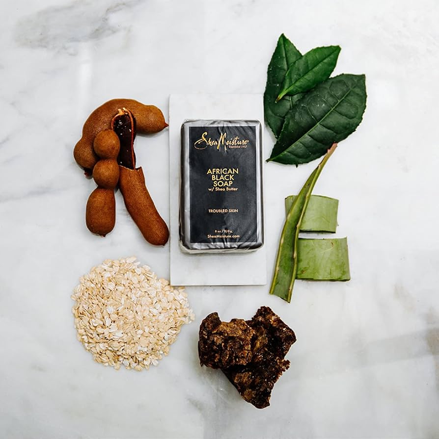 Shea Moisture African Black Soap, 230g. Naturlig sæbe med sheasmør til uren hud. Visuelt præsenteret med naturlige ingredienser som havre, aloe vera og tamarind.