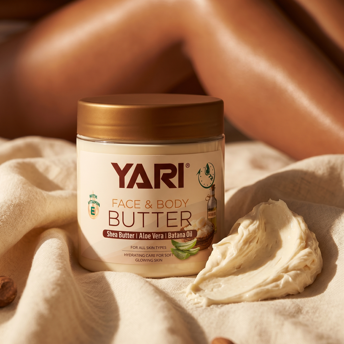 Yari Face & Body Butter med shea, aloe vera og batana olie i krukke på beige stof med cremeklat.